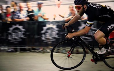 Fietsrace in parkeergarage tijdens Euro Cyling XP op 21 oktober
